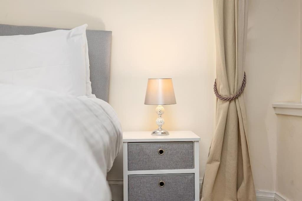 Two Bedroom Apartment-Central Edinburgh-Old Town-Licensed Екстериор снимка